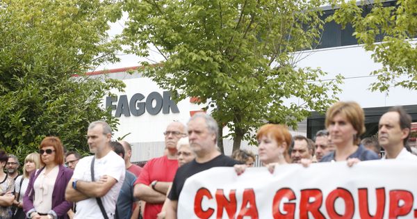 Foto: Trabajadores de Edesa Industrial protestan a las puertas de la planta de Mondragón por los planes de la empresa de despedir a 220 trabajadores. (EFE)