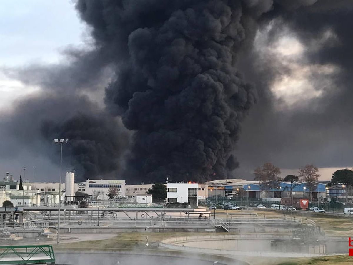Foto: Incendio en la planta química en Barcelona. (Bombers)