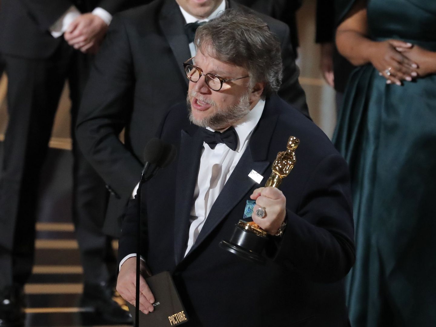 Guillermo del Toro recoge el Oscar a Mejor película. (Reuters)