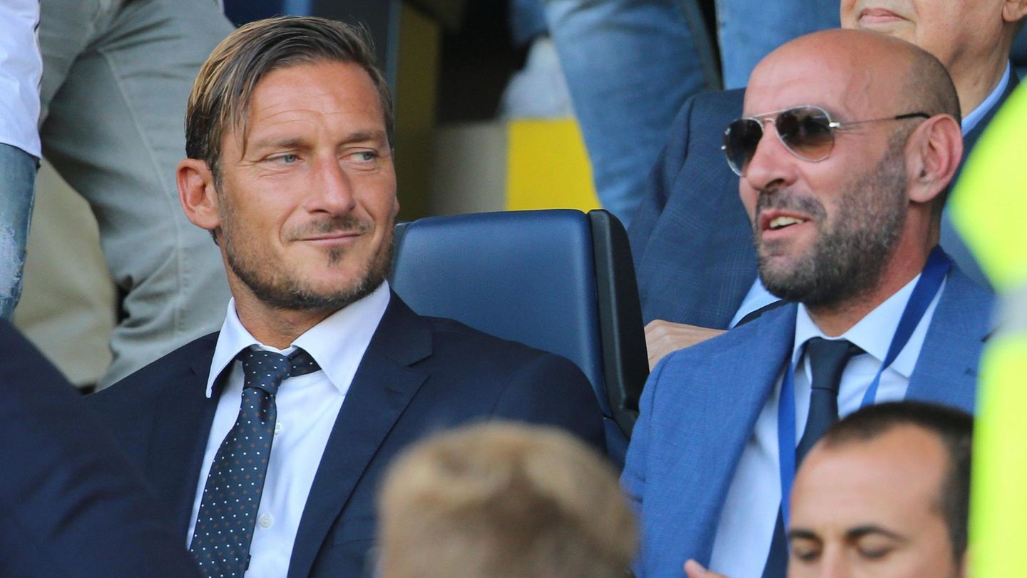 Totti (i.) es nuevo directivo del AS Roma tras retirarse la pasada temporada. (Reuters)
