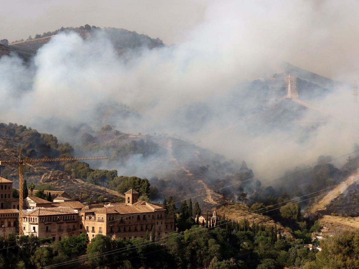 Foto: Incendio en el cerro de San Miguel de Granada. (EFE/Pepe Torres)