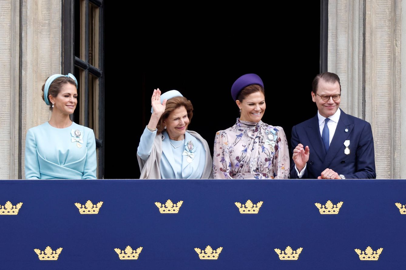  Los príncipes suecos, junto a la reina Silvia. (Getty)