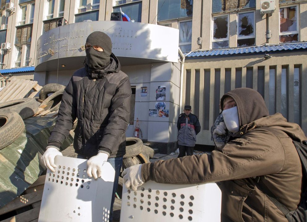 Prorrusos defienden una barricada ante un edificio administrativo en Luhansk (Reuters).