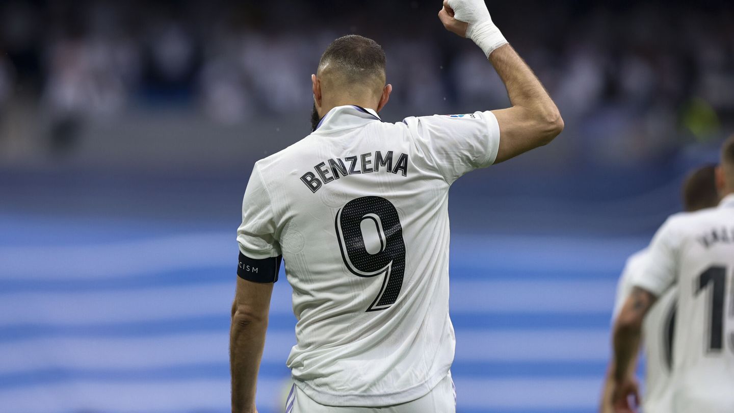Benzema, puño en alto, celebra un gol del Real Madrid en el Bernabéu.