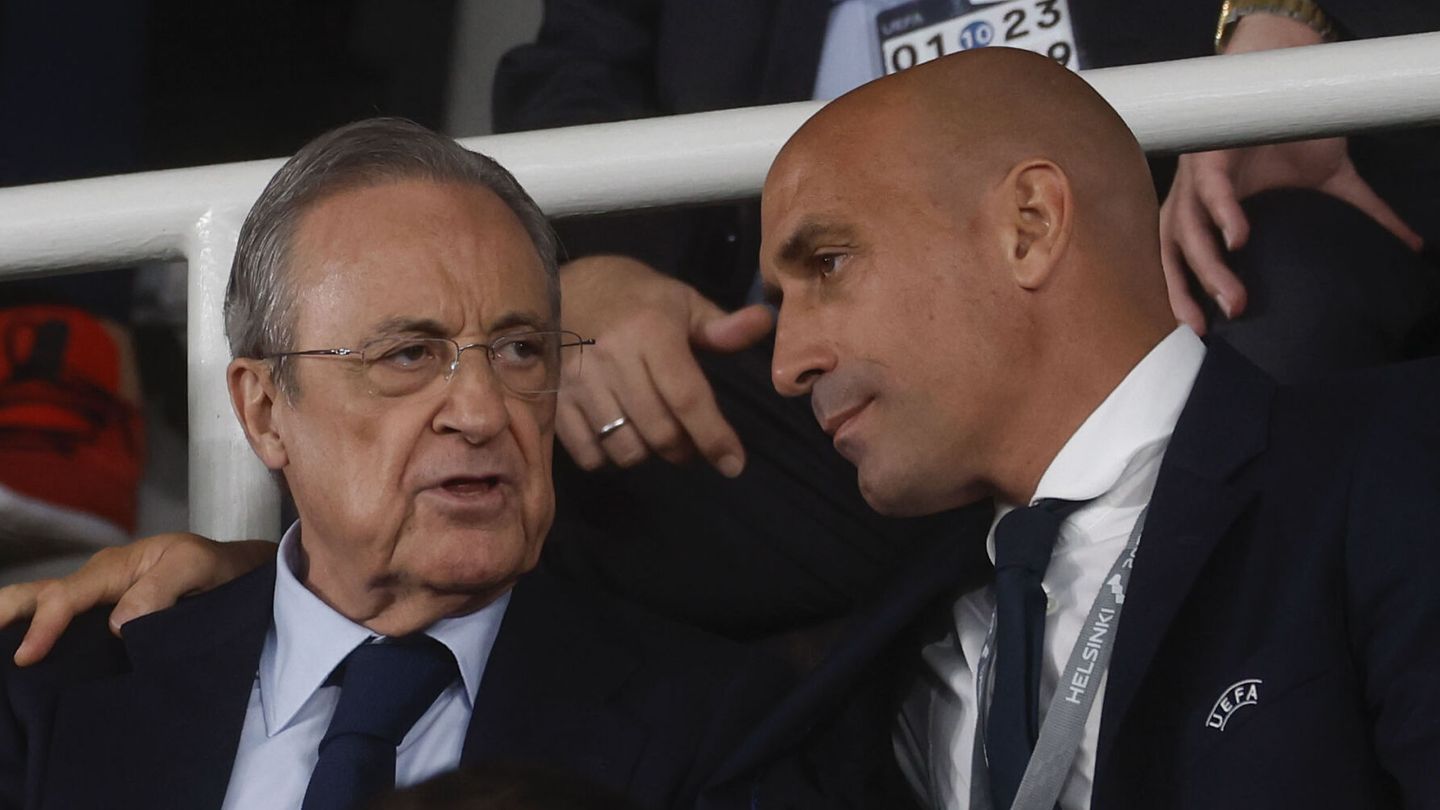 Florentino habla con Rubiales, con la americana de la UEFA, de la que es vicepresidente. (EFE)