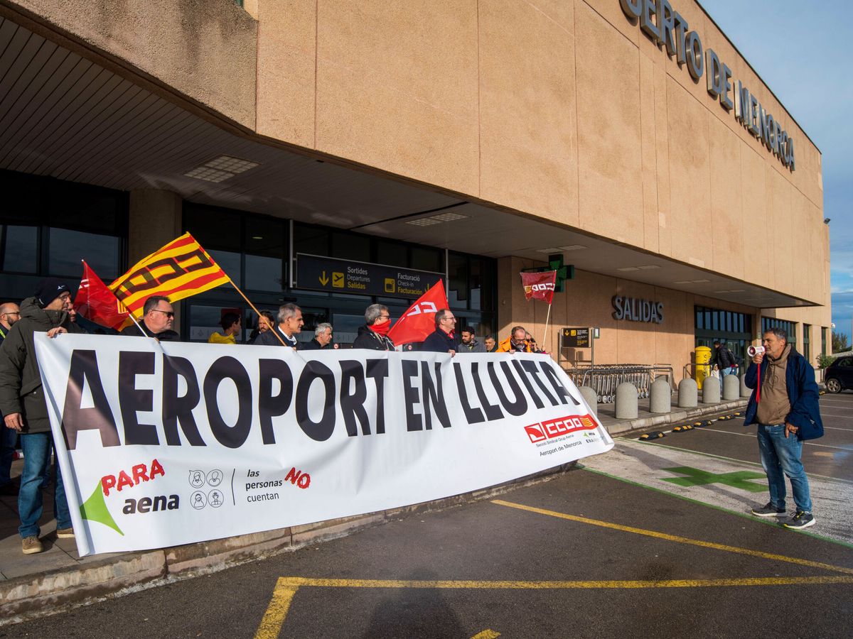 Foto: Trabajadores del aeropuerto de Menorca denuncian la falta de personal. (EFE/David Arquimbau Sintes)