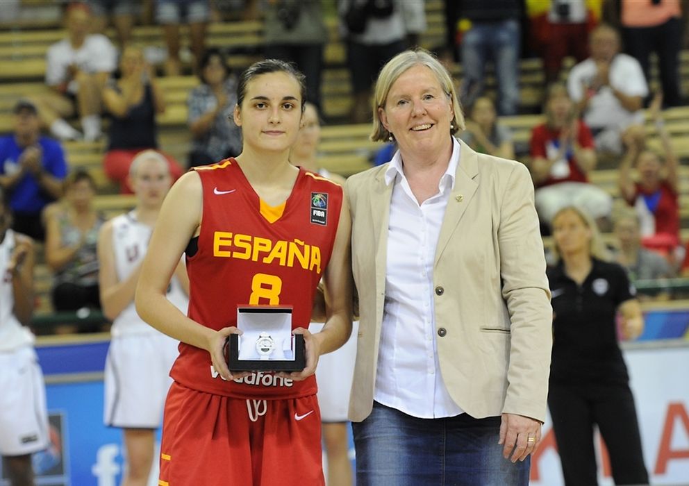 Foto: Ángela Salvadores recibe el MVP que le acredita como jugadora más valiosa del Mundial sub-17. (FOTO: FIBA.COM)