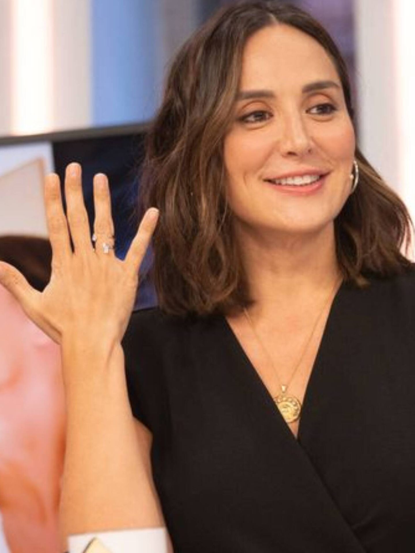 Tamara Falcó, mostrando su anillo de compromiso. ('El hormiguero'/Carlos López)'El hormiguero'/Carlos López)