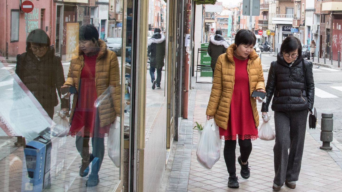 Dos mujeres chinas caminan en el barrio de Usera, Madrid. (D. B.)