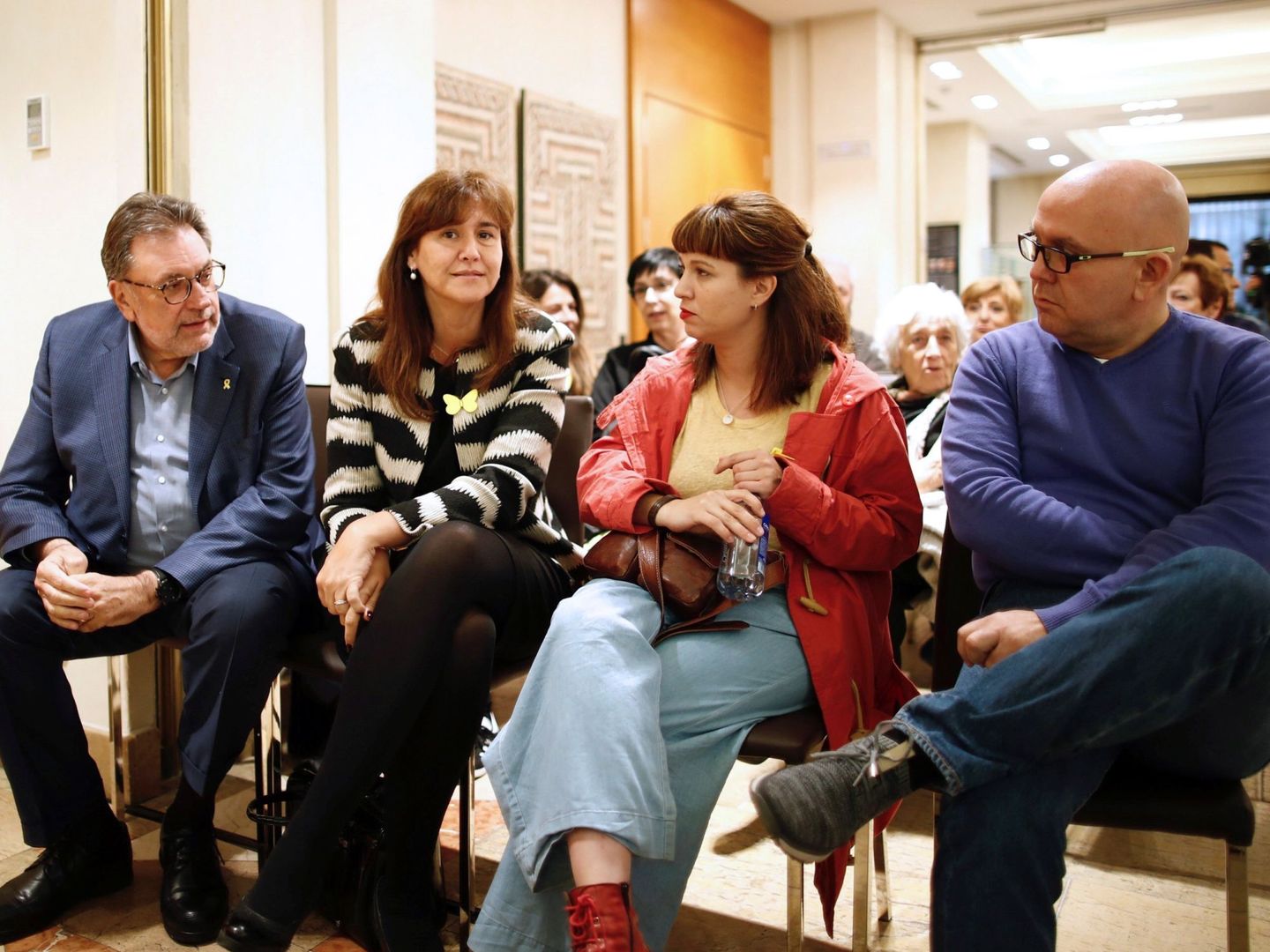 El senador de JxCAT Josep Lluís Cleries (i), la diputada o Laura Borràs (2i), la periodista Bea Talegón (2d), y el abogado Gonzalo Boye (d), durante el acto de campaña de JxCAT en Madrid el 19 de mayo de 2019. (EFE)