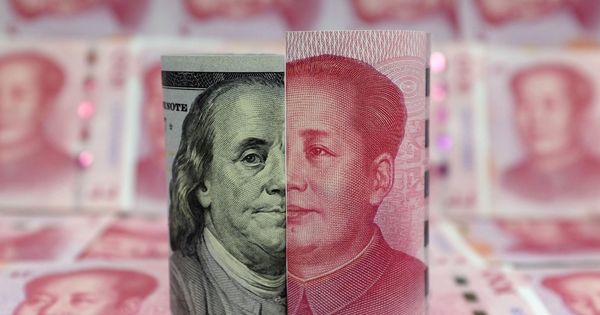Foto: Un dólar junto a un yuan. (Reuters)