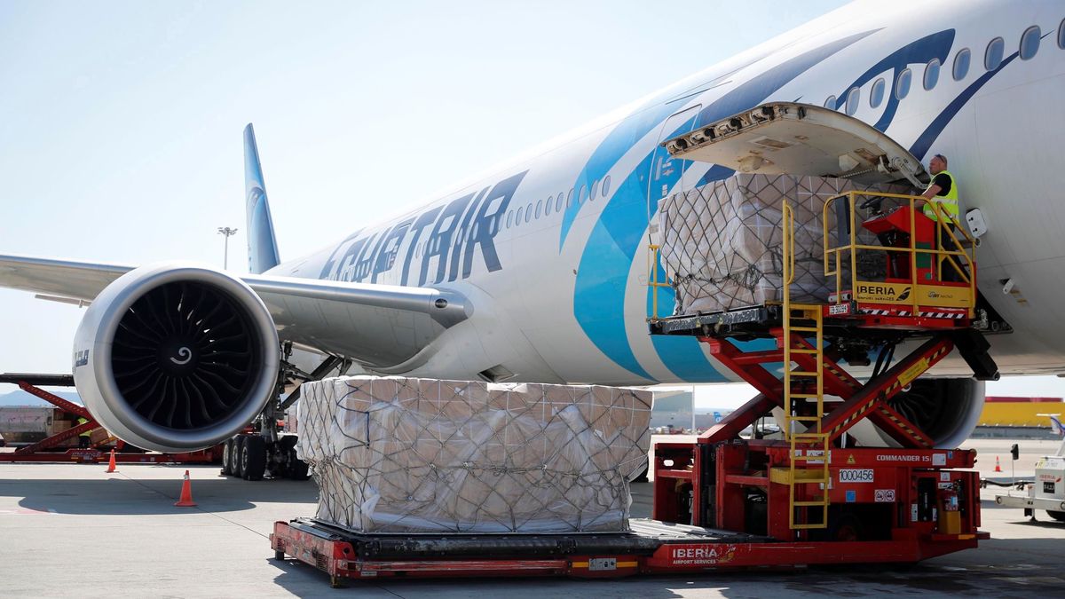 Madrid recibe el tercer avión en una semana y suma 700 toneladas de material sanitario