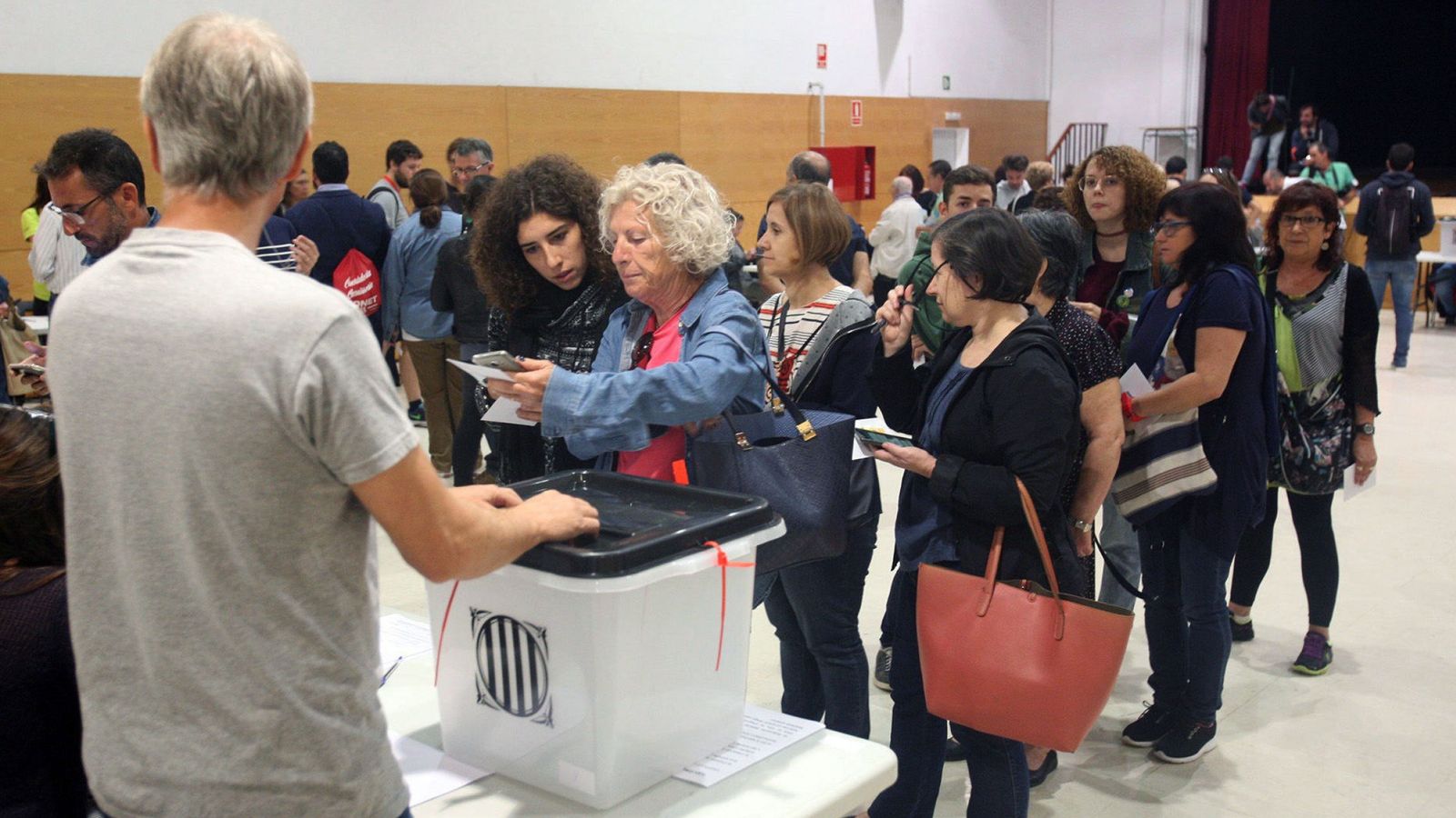 Foto: Colas en las mesas de votación del IES Antoni Martí i Franquès de Tarragona el 1-O. (EFE)