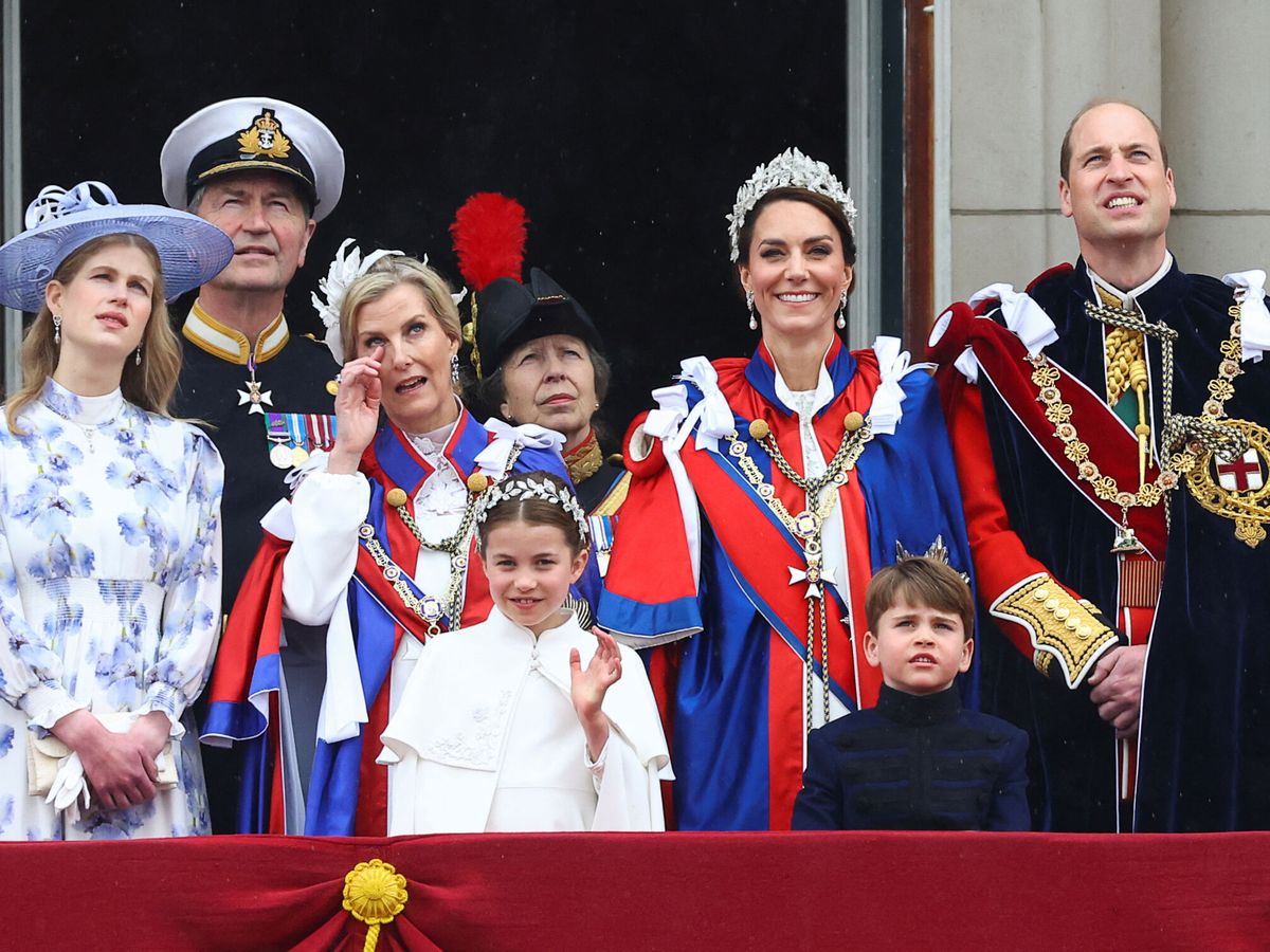 Foto: La familia real británica, tras la coronación de Carlos III. (Reuters)