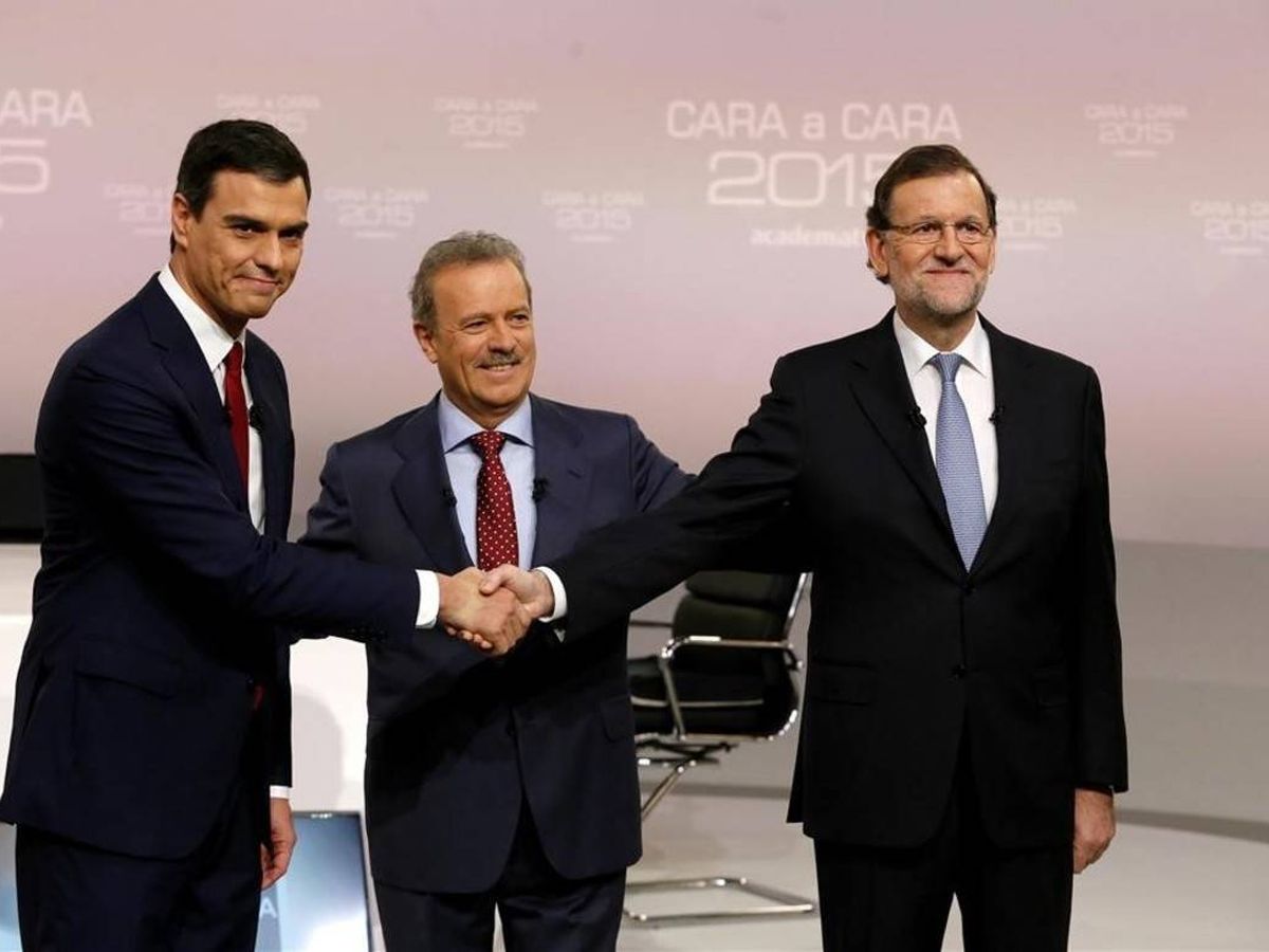 Foto: Manuel Campo Vidal con Mariano Rajoy y Pedro Sánchez, en el debate electoral de 2015. (RTVE)