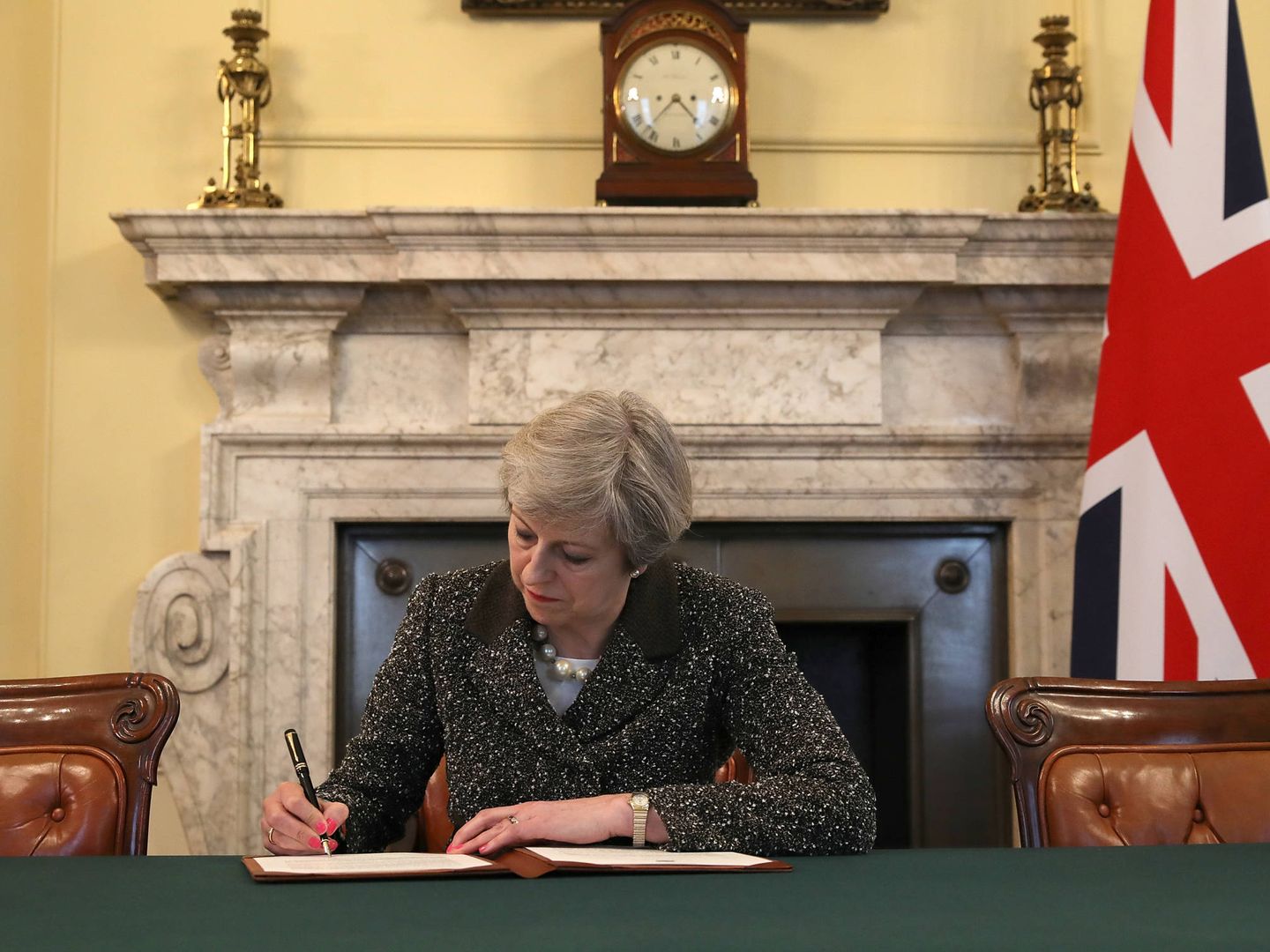 Theresa May firma la carta en la que solicita la aplicación del Artículo 50, comenzando efectivamente el proceso de salida de la UE. (Reuters)