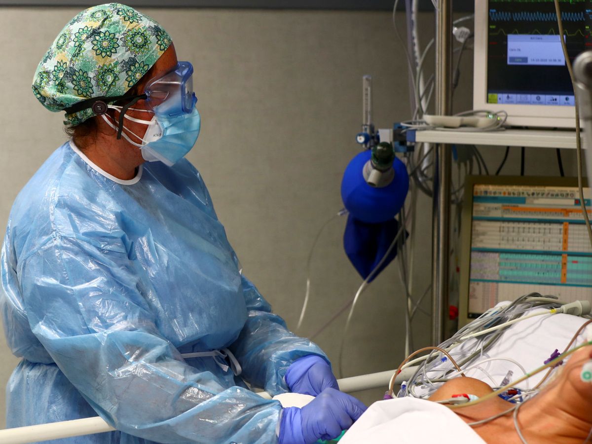 Foto: Una enfermera atiende a un enfermo de covid-19 en Madrid. (Reuters) 