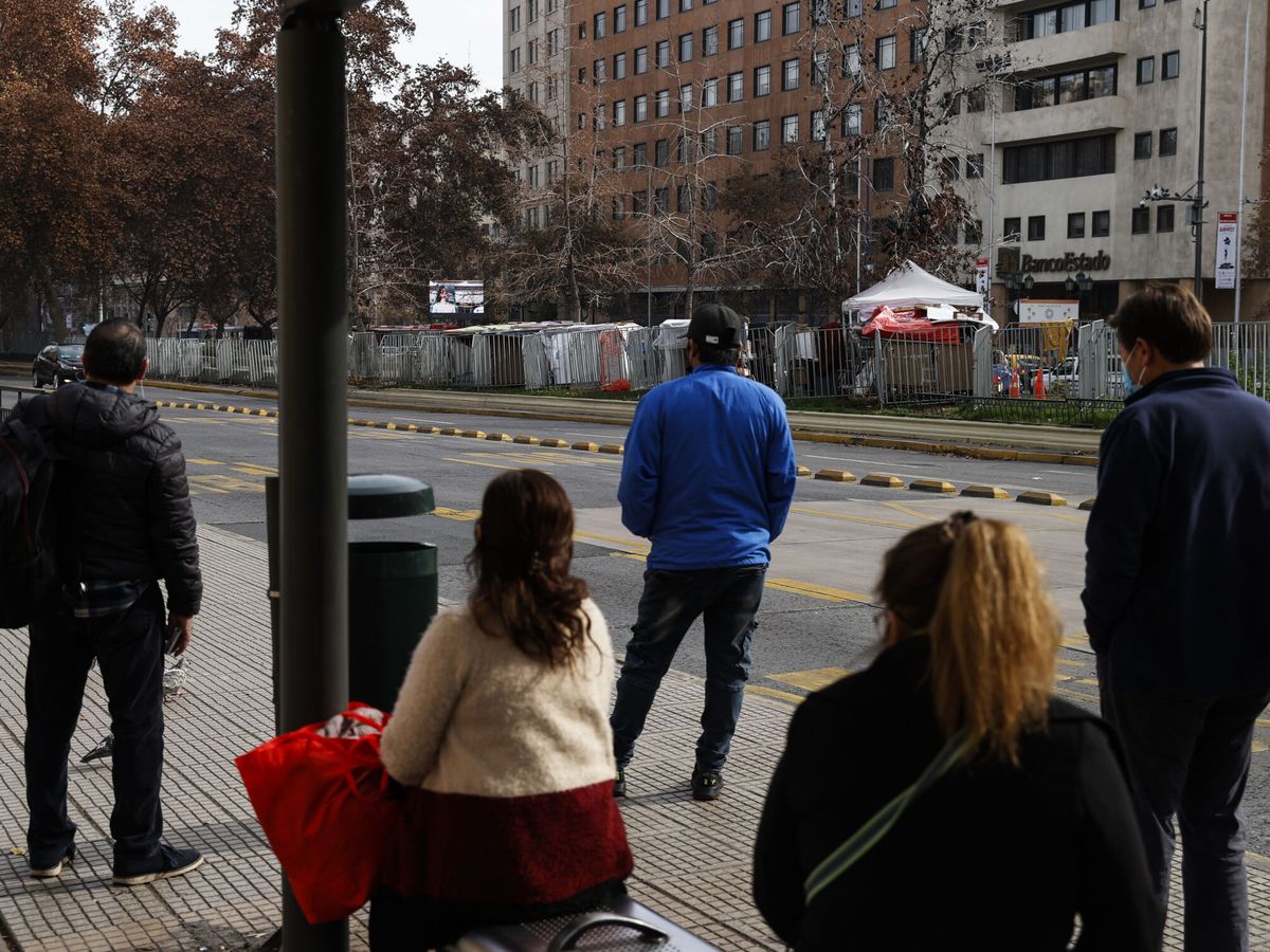 Foto: Un grupo de personas 'normales', en una parada de autobús. (EFE/Alberto Valdes)