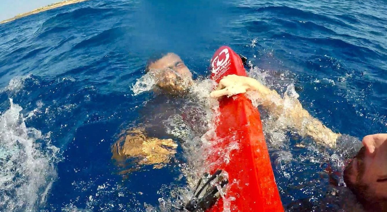 Una persona es rescatada tras tirarse del barco Open Arms. (EFE)