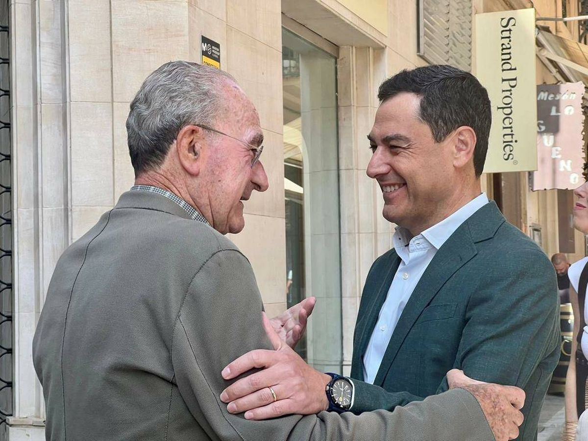 Foto: De la Torre saluda a Juanma Moreno durante la jornada electoral de este domingo. (PP de Málaga)