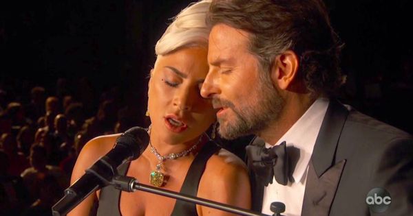 Foto: Lady Gaga y Bradley Cooper durante la actuación. (ABC tv)