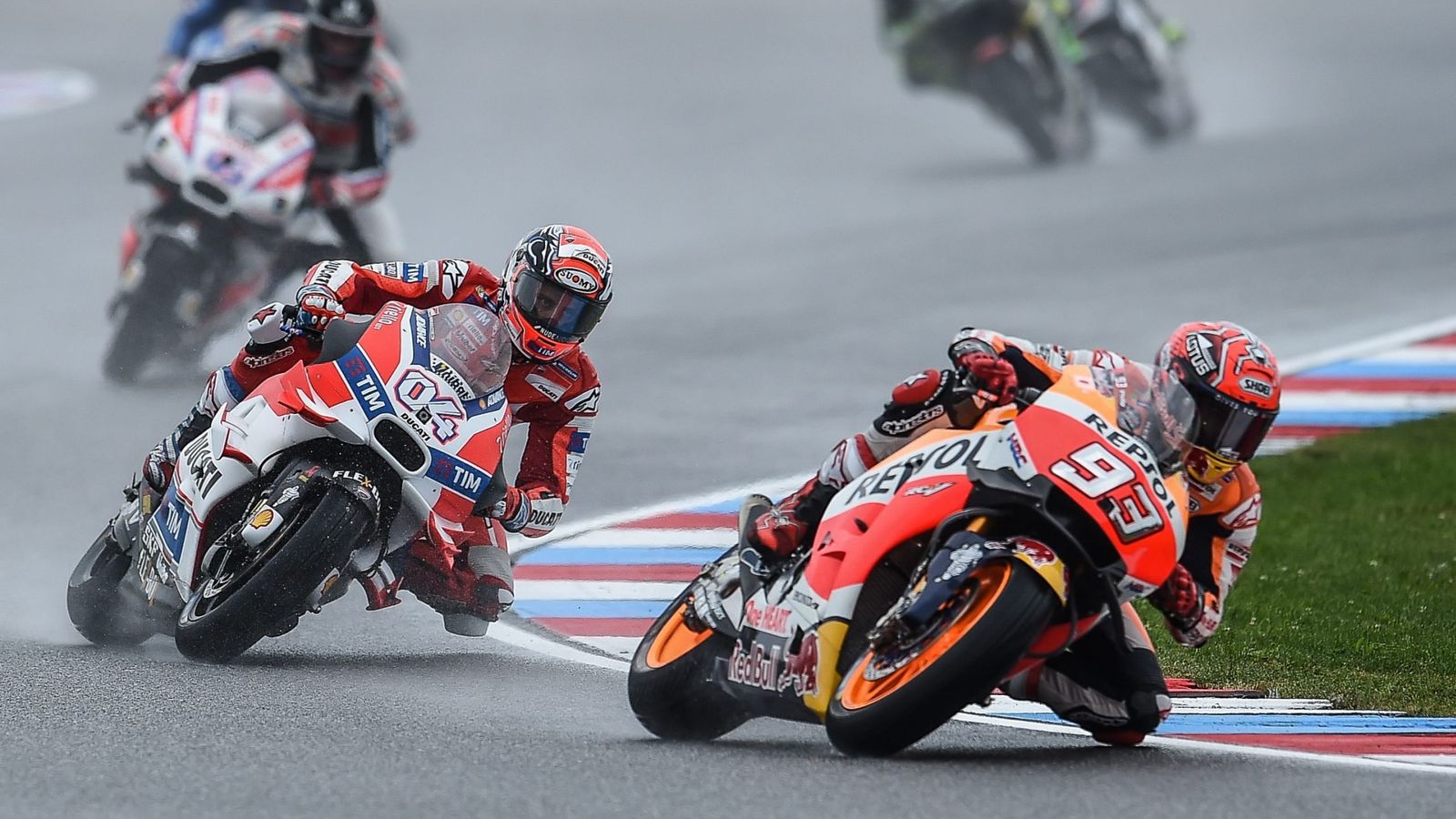 Foto: Márquez (Honda) y Dovizioso (Ducati) en el pasado Gran Premio de la República Checa (Filip Singer/EFE-EPA)