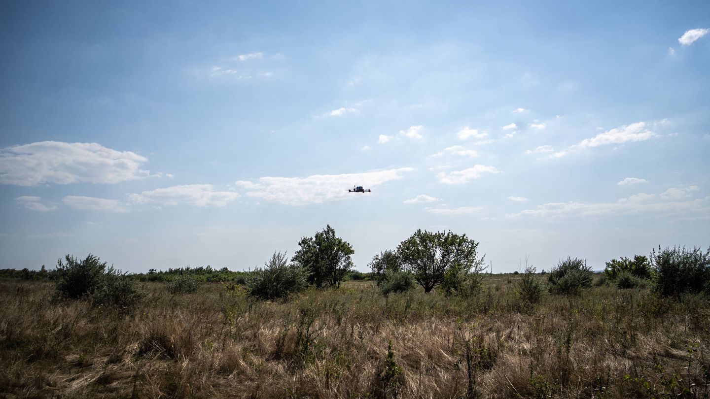 Uno de los drones kamikazes, en un campo a 20 kilómetros de la línea de frente. (F. Torrano)