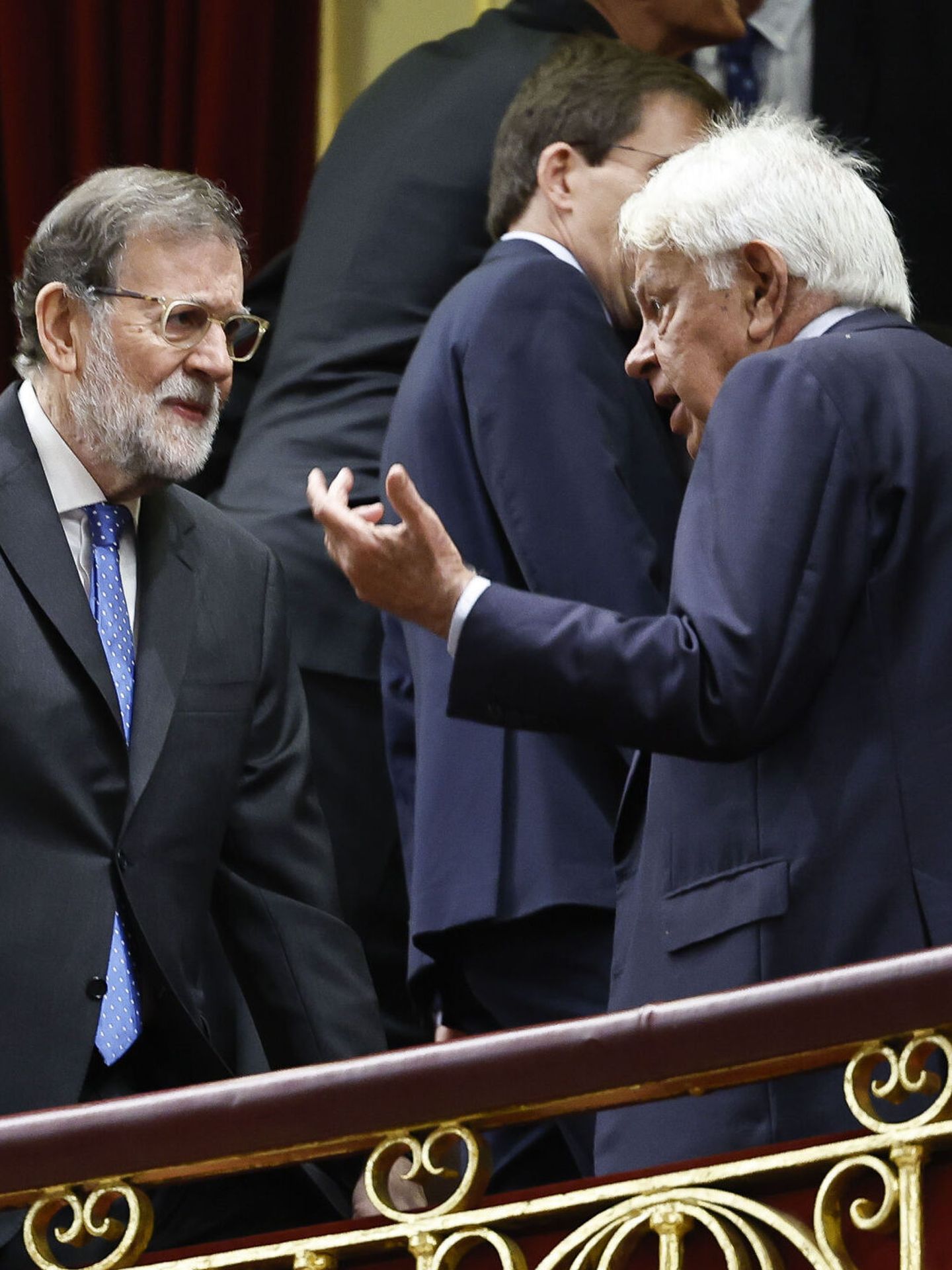 Los expresidentes del Gobierno Mariano Rajoy y Felipe González (d) asisten en el Congreso de los Diputados a la ceremonia de jura de la Constitución de Leonor de Borbón en el día de su 18 cumpleaños. (EFE/Chema Moya)