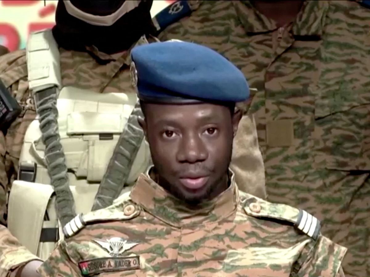 Foto: El capitán Sidsore Kader Ouedraogo, portavoz de los militares responsables del golpe de Estado (Reuters)