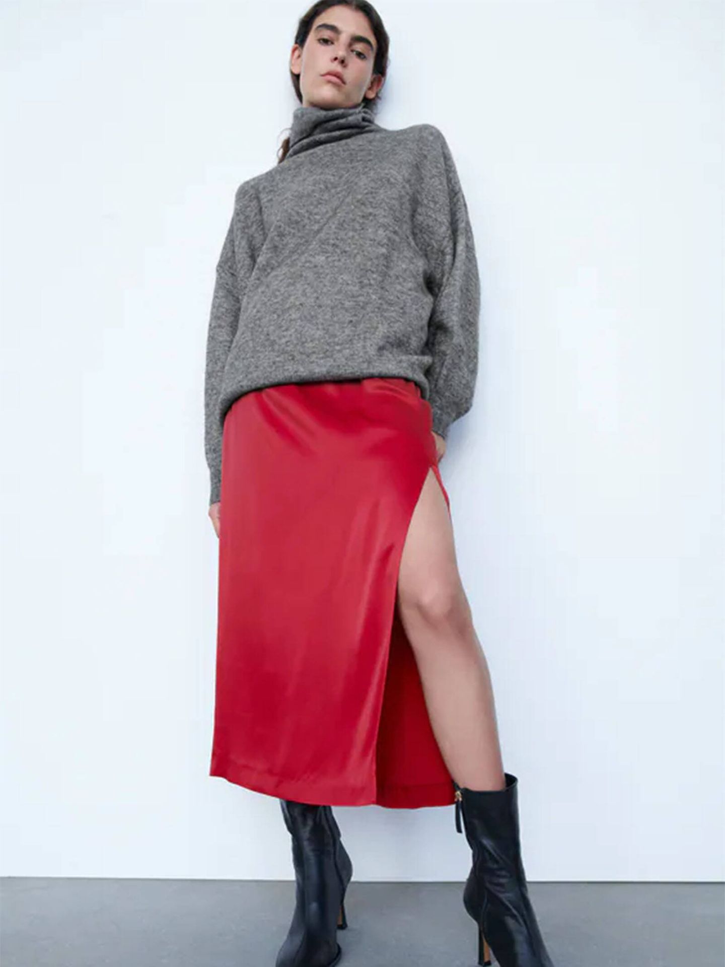 La falda midi de Zara hecha para triunfar. (Zara/Cortesía)