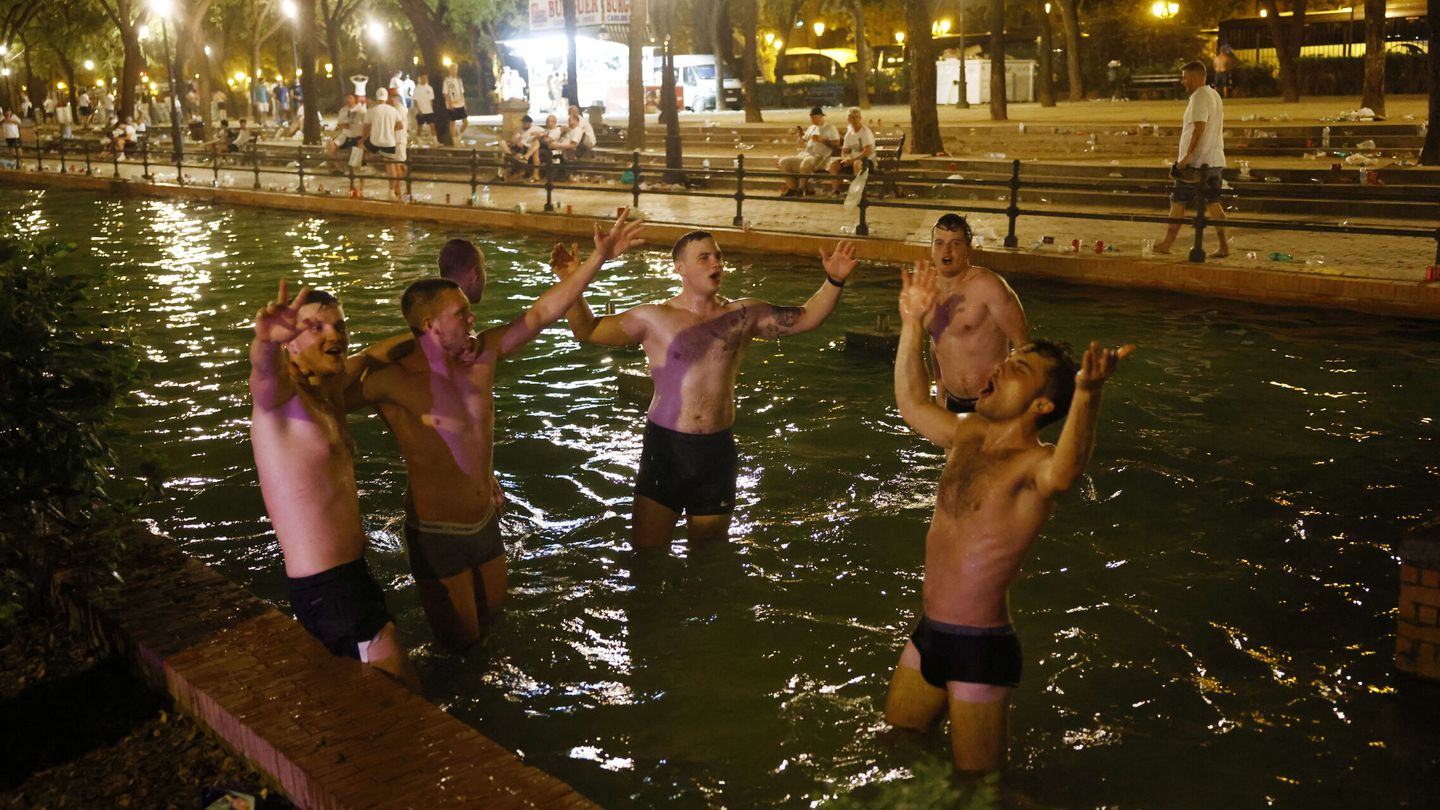 Seguidores del Eintracht se bañan en una fuente de Sevilla. (Reuters)