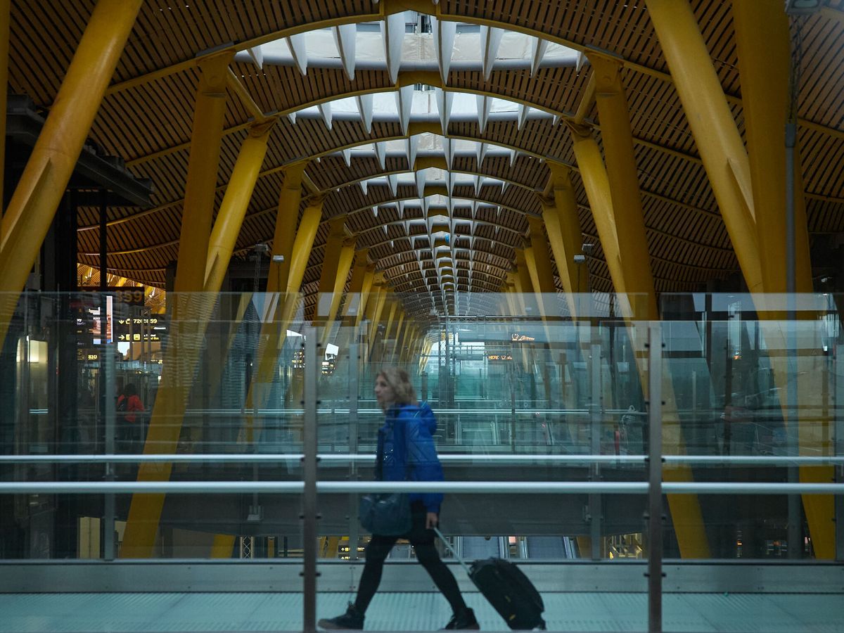Foto: Un viajero, en el Aeropuerto Adolfo Suárez-Madrid Barajas. (Europa Press/Jesús Hellín)
