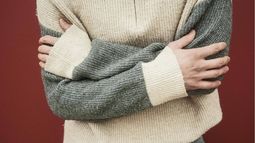 Los psicólogos coinciden: cruzarse de brazos durante una conversación no siempre es distancia, puede ser un gesto de protección