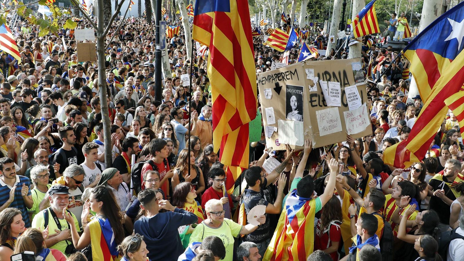 Foto: Concentración frente al Palacio de Justicia de Barcelona, sede del TSCJ. (EFE)