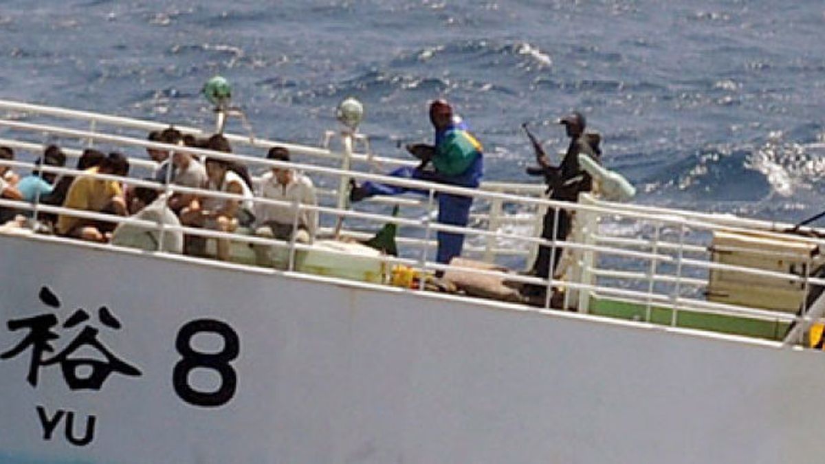 EEUU descarta una acción militar para rescatar al petrolero secuestrado por piratas somalíes