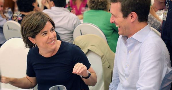 Foto: Los dos candidatos a liderar el PP, Soraya Sáenz de Santamaría y Pablo Casado, en la cena del partido. (EFE)