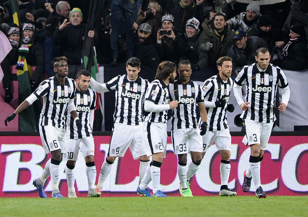 Foto: Los jugadores de la Juventus celebran el gol de Carlos Tévez (2i) en el partido ante el AC Milan.