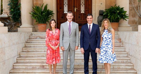 Foto: Los reyes junto a Pedro Sánchez y Begoña Gómez. (Casa Real)
