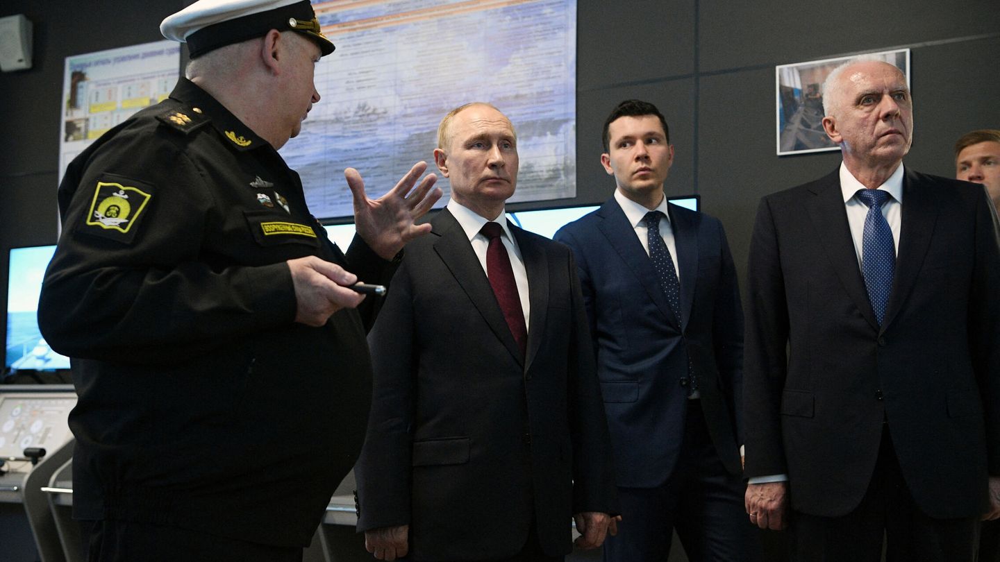 Vladímir Putin, junto a sus oficiales en Kaliningrado. (Reuters/Sputnik/Alexey Maishev)