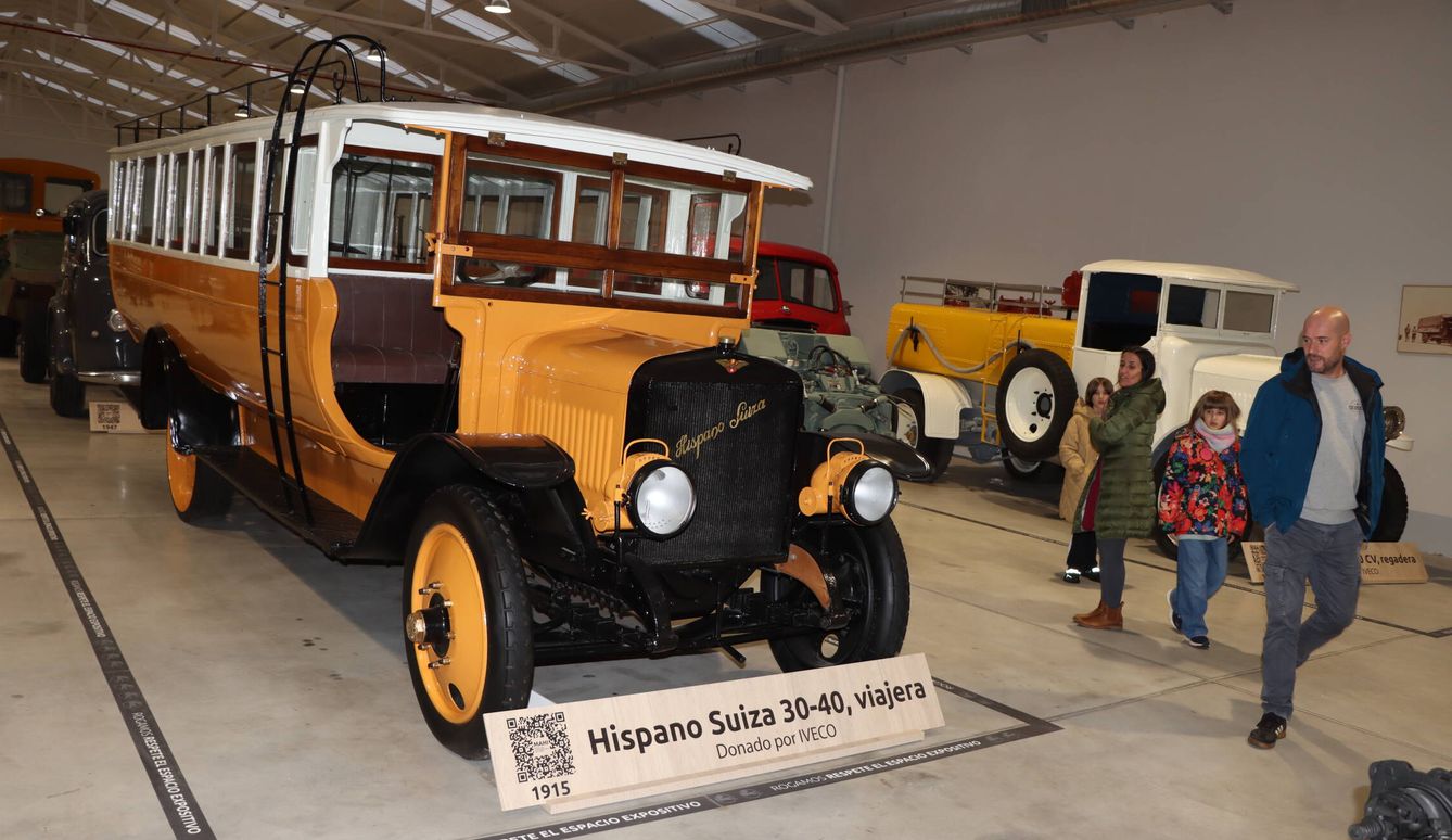 Autobús Hispano-Suiza en el Museo MAHI de automoción e historia de Arteixo (La Coruña)