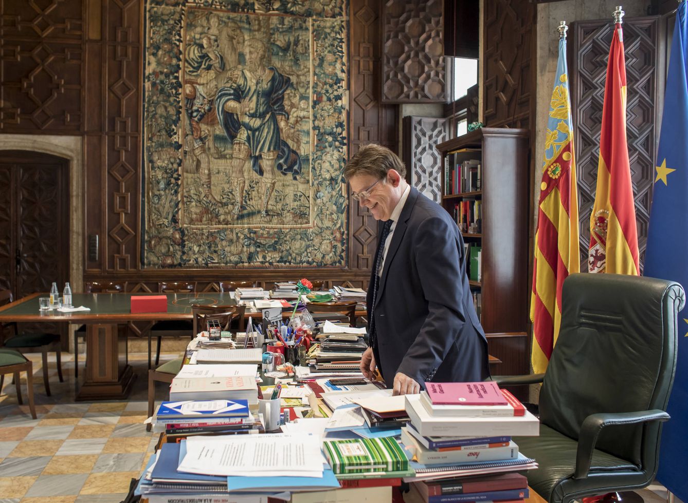 Ximo Puig, en su despacho del Palau de la Generalitat en Valencia. (Miguel Lorenzo)