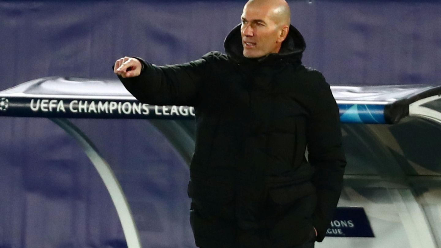 Zinédine Zidane da indicaciones desde el banquillo ante el Borussia Mönchengladbach. (Reuters)
