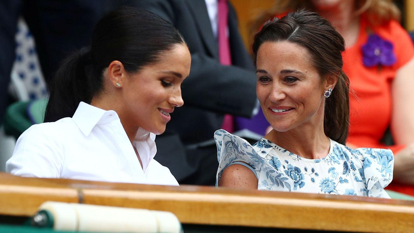 Pippa Middleton y Meghan Markle charlan en Wimbledon. (Reuters)