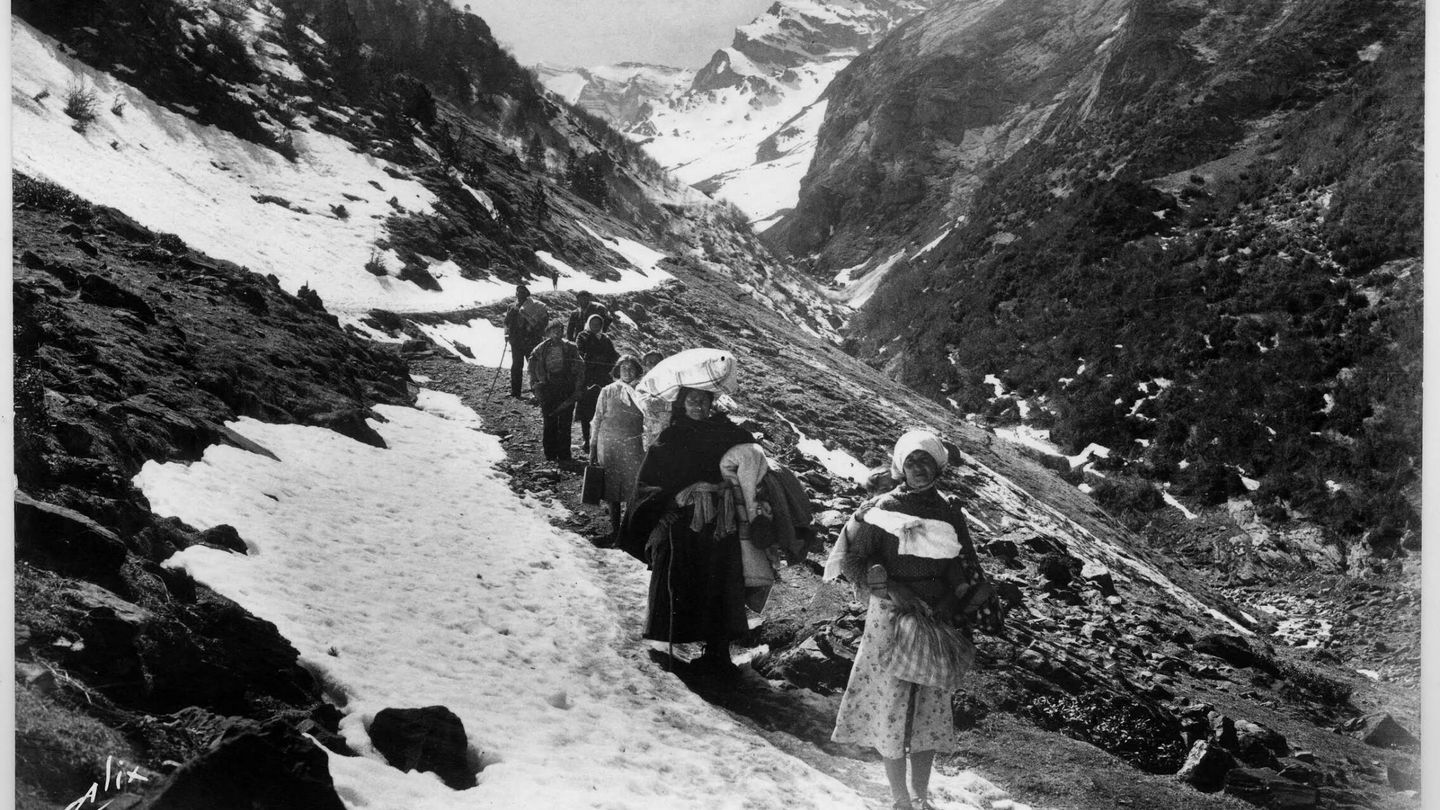La evacuación de la población civil entre la nieve.
