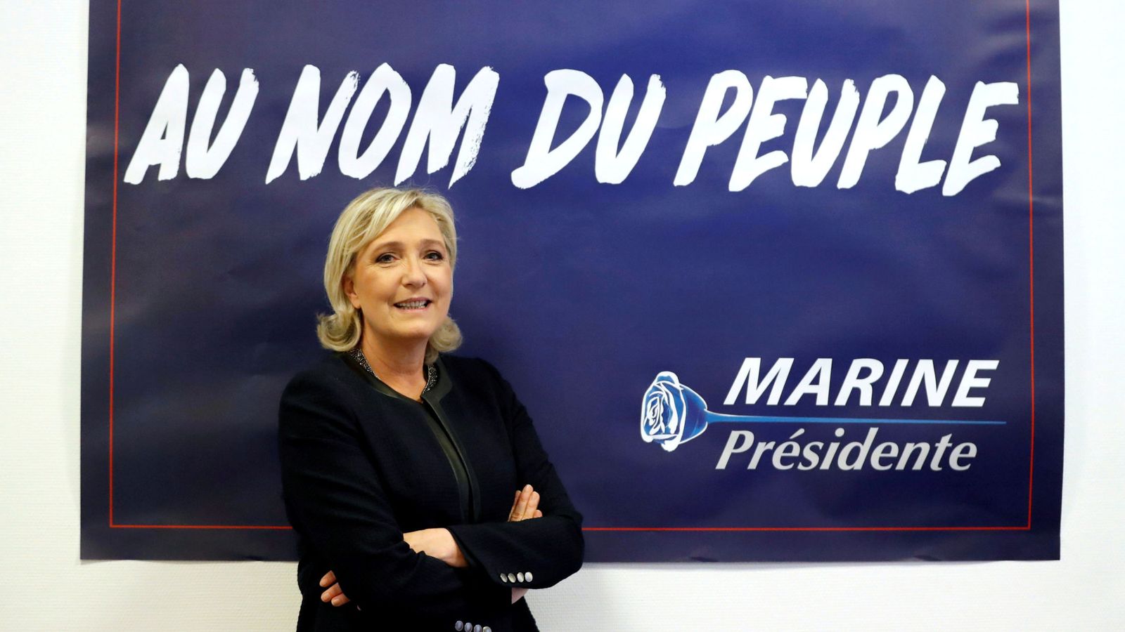 Foto: La líder del ultraderechista Frente Nacional, Marine Le Pen, con un cartel de su campaña electoral. (Reuters)