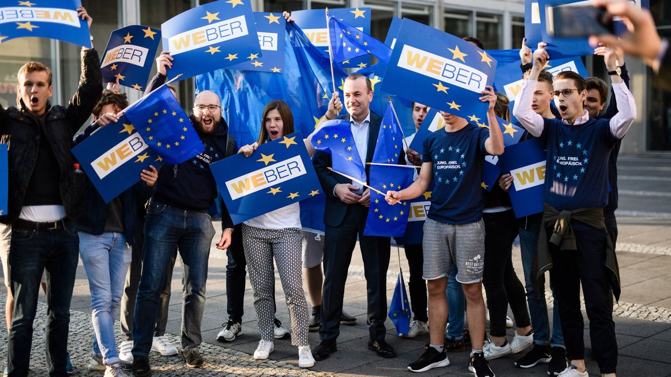 Foto: El presidente del grupo Partido Popular Europeo, Manfred Weber, con partidarios antes de un debate en Berlín (EFE)