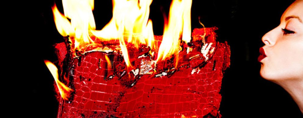 Foto: El 'arte' de quemar un bolso de 80.000 euros