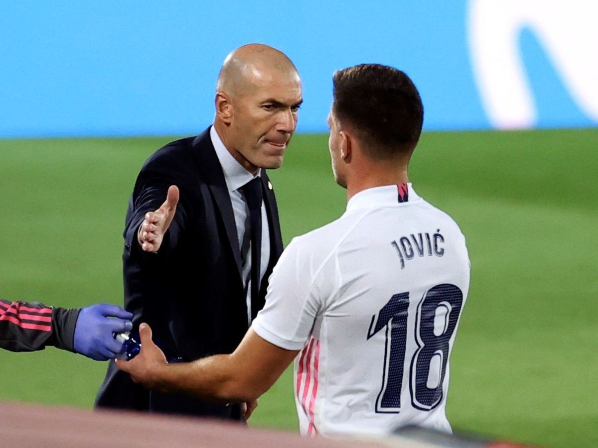 Foto: Zidane da la mano a Jovic en el partido frente al Valladolid. (EFE)