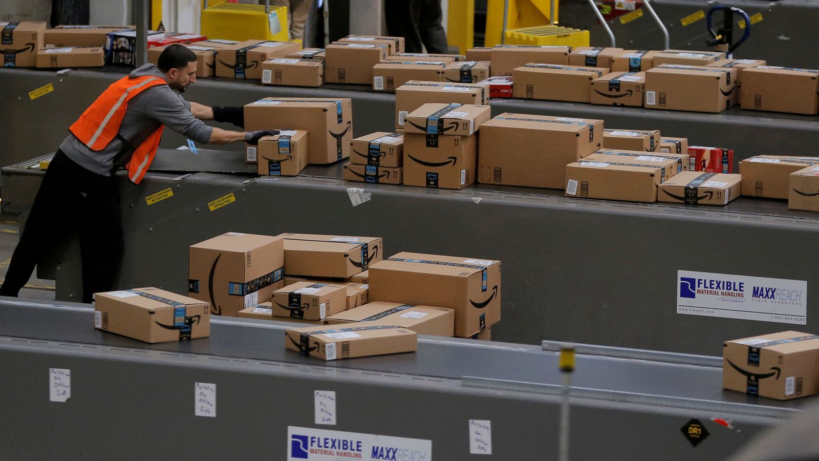 Foto: Un empleado de Amazon prepara paquetes para su envio. (Reuters)