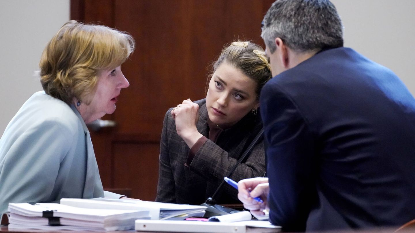 Amber Heard y sus abogados, en la última sesión del juicio. (EFE/Steve Helber)